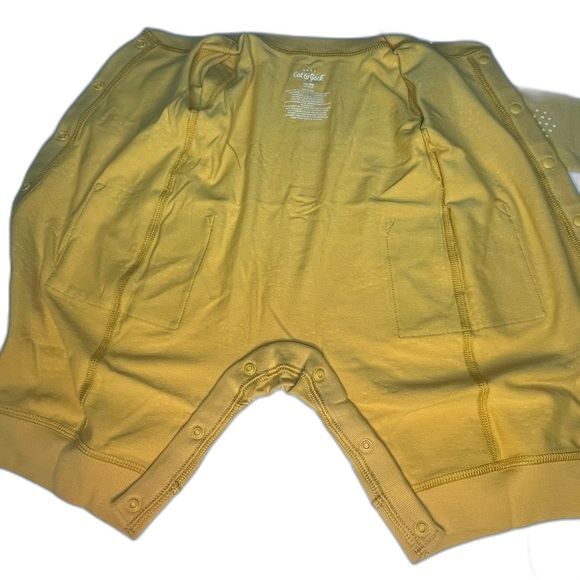 Cat & Jack Unisex Infant Gold Long Sleeve Romper Snaps Adaptive Design NEW! - Picture 4 of 8